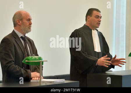20131125 – GENT, BELGIEN: Der Dircetor des BBI-ISI Karel Anthonissen und Rechtsanwalt Bruno Cardoen, abgebildet während des Verfahrens gegen den des Steuerbetrugs angeklagten EU-Kommissar Karel De Gucht vor dem Gericht erster Instanz in Gent am Montag, den 25. November 2013. Der BBI-ISI, Special Tax Inspection, untersuchte die Bankkonten von De Gucht und seiner Frau im Rahmen einer Untersuchung. Der BBI-ISI wirft De Gucht vor, keine Steuern auf Gewinne aus Aktien gezahlt zu haben. BELGA FOTO DAVID STOCKMAN Stockfoto