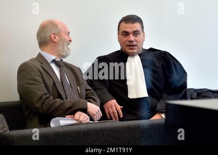 20131125 – GENT, BELGIEN: Der Dircetor des BBI-ISI Karel Anthonissen und Rechtsanwalt Bruno Cardoen, abgebildet während des Verfahrens gegen den des Steuerbetrugs angeklagten EU-Kommissar Karel De Gucht vor dem Gericht erster Instanz in Gent am Montag, den 25. November 2013. Der BBI-ISI, Special Tax Inspection, untersuchte die Bankkonten von De Gucht und seiner Frau im Rahmen einer Untersuchung. Der BBI-ISI wirft De Gucht vor, keine Steuern auf Gewinne aus Aktien gezahlt zu haben. BELGA FOTO DAVID STOCKMAN Stockfoto