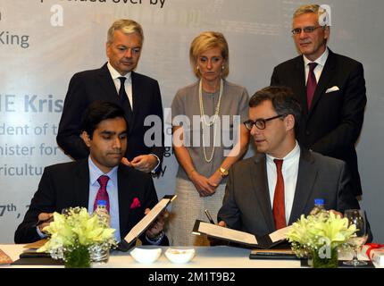 20131127 – MUMBAI, INDIEN: Vizepräsident und Außenminister Didier Reynders, Prinzessin Astrid von Belgien, Flämischer Ministerpräsident Kris Peeters (TOP), Karan Adani und Joachim Coens, Hafenbehörde Zeebrugge, Foto anlässlich einer feierlichen Unterzeichnung auf dem Seminar Städtische Infrastruktur und Logistik in Mumbai, Indien, Mittwoch, 27. November 2013, Am dritten Tag einer Wirtschaftsmission der belgischen Prinzessin Astrid nach Indien. BELGA FOTO ERIC LALMAND Stockfoto