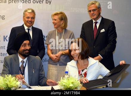 20131127 – MUMBAI, INDIEN: Vizepräsident und Außenminister Didier Reynders, Prinzessin Astrid von Belgien, Flämischer Ministerpräsident Kris Peeters (TOP), Urvinder Pal Singh Madan und Claire Tillekaerts, CEO von Flanders Investment & Trade (FIT) (Down), Bild bei einer feierlichen Unterzeichnung auf einem Seminar zur städtischen Infrastruktur und Logistik in Mumbai Mittwoch, 27. November 2013, am dritten Tag einer Wirtschaftsmission der belgischen Prinzessin Astrid nach Indien. BELGA FOTO ERIC LALMAND Stockfoto