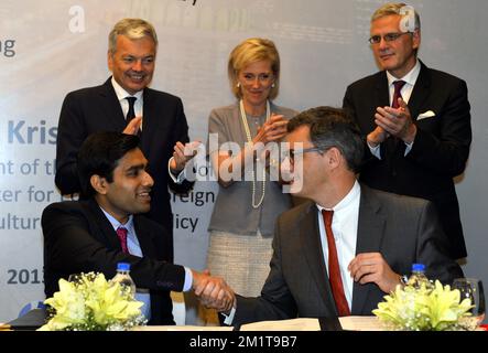 20131127 – MUMBAI, INDIEN: Vizepräsident und Außenminister Didier Reynders, Prinzessin Astrid von Belgien, Flämischer Ministerpräsident Kris Peeters (TOP), Karan Adani und Joachim Coens, Hafenbehörde Zeebrugge, Foto anlässlich einer feierlichen Unterzeichnung auf dem Seminar Städtische Infrastruktur und Logistik in Mumbai, Indien, Mittwoch, 27. November 2013, Am dritten Tag einer Wirtschaftsmission der belgischen Prinzessin Astrid nach Indien. BELGA FOTO ERIC LALMAND Stockfoto