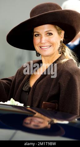 BADHOEVEDORP - NIEDERLANDE 26-11-2013 Queen Maxima öffnet den Militärstützpunkt Queen Maxima in Schiphol . ROBIN UTRECHT Stockfoto