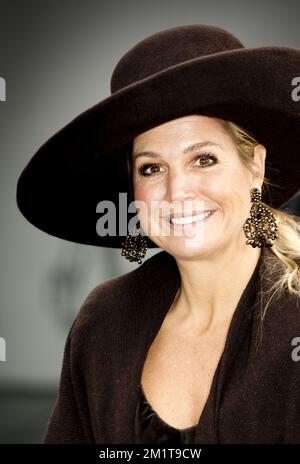 BADHOEVEDORP - NIEDERLANDE 26-11-2013 Queen Maxima öffnet den Militärstützpunkt Queen Maxima in Schiphol . ROBIN UTRECHT Stockfoto