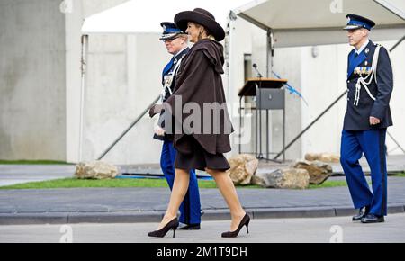 BADHOEVEDORP - NIEDERLANDE 26-11-2013 Queen Maxima öffnet den Militärstützpunkt Queen Maxima in Schiphol . ROBIN UTRECHT Stockfoto