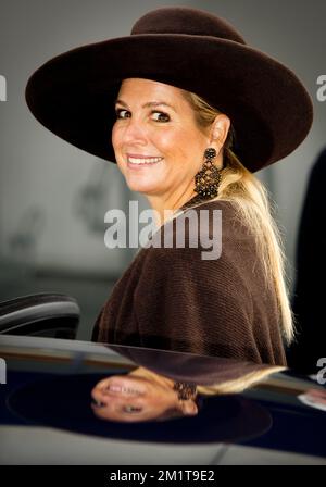 BADHOEVEDORP - NIEDERLANDE 26-11-2013 Queen Maxima öffnet den Militärstützpunkt Queen Maxima in Schiphol . ROBIN UTRECHT Stockfoto