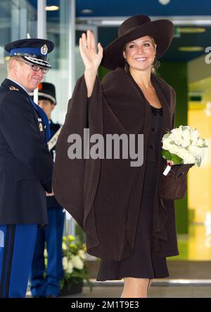 BADHOEVEDORP - NIEDERLANDE 26-11-2013 Queen Maxima öffnet den Militärstützpunkt Queen Maxima in Schiphol . ROBIN UTRECHT Stockfoto