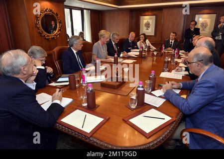 20131127 – MUMBAI, INDIEN: Vizepräsident und Außenminister Didier Reynders, Prinzessin Astrid von Belgien und flämischer Ministerpräsident Kris Peeters, abgebildet während der Pressekonferenz in Mumbai, Indien, Mittwoch, den 27. November 2013, am dritten Tag einer Wirtschaftsmission der belgischen Prinzessin Astrid nach Indien. BELGA FOTO ERIC LALMAND Stockfoto