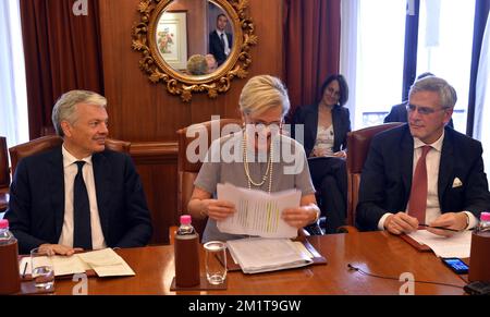 20131127 – MUMBAI, INDIEN: Vizeminister und Außenminister Didier Reynders, Prinzessin Astrid von Belgien und flämischer Ministerpräsident Kris Peeters, abgebildet während der Pressekonferenz in Mumbai, Indien, Mittwoch, den 27. November 2013, am dritten Tag einer Wirtschaftsmission der belgischen Prinzessin Astrid nach Indien. BELGA FOTO ERIC LALMAND Stockfoto