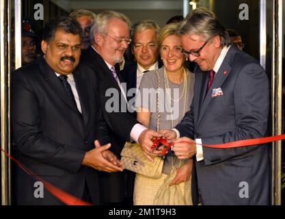 20131127 – MUMBAI, INDIEN: (L-R) Thiru Vasan, Minister für Schifffahrt, Flämischer Ministerpräsident Kris Peeters, Präsident der Antwerpener Hafenbehörde, Port Alderman, stellvertretender Bürgermeister der Stadt Antwerpen. Marc Van Peel, Vizepremierminister und Außenminister Didier Reynders, Prinzessin Astrid von Belgien und Philip Heylen, Vizebürgermeister von Antwerpen, die während der Eröffnungszeremonie der Ausstellung Flämische Meisterwerke aus Antwerpen im Chhatrapati Shivaji Maharaj Vastu Shangrahalaya (ehemals Prinz von Wales, Indien) in Mumbai fotografiert wurden Mittwoch, 27. November 2013, am dritten Tag einer Wirtschaftsmission Stockfoto