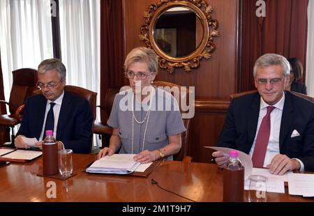 20131127 – MUMBAI, INDIEN: Vizepräsident und Außenminister Didier Reynders, Prinzessin Astrid von Belgien und flämischer Ministerpräsident Kris Peeters, abgebildet während der Pressekonferenz in Mumbai, Indien, Mittwoch, den 27. November 2013, am dritten Tag einer Wirtschaftsmission der belgischen Prinzessin Astrid nach Indien. BELGA FOTO ERIC LALMAND Stockfoto