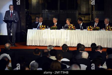 20131127 - MUMBAI, INDIEN: Philip Heylen, Vizebürgermeister von Antwerpen (L), hält eine Rede bei der Eröffnungszeremonie der Ausstellung Flämische Meisterwerke aus Antwerpen im Chhatrapati Shivaji Maharaj Vastu Shangrahalaya (ehemals Prince of Wales Museum) in Mumbai, Indien, Mittwoch, 27. November 2013; Am dritten Tag einer Wirtschaftsmission der belgischen Prinzessin Astrid nach Indien. BELGA FOTO ERIC LALMAND Stockfoto