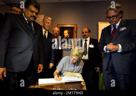 20131127 – MUMBAI, INDIEN: THIRU Vasan, Minister für Schifffahrt, Vizepräsident und Außenminister Didier Reynders und Philip Heylen, Stellvertretende Bürgermeisterin von Antwerpen, während Prinzessin Astrid von Belgien das goldene Buch vor einem Selbstporträt von Peter Paul Rubens (1577-1640) während der Eröffnungszeremonie der Ausstellung Flämische Meisterwerke aus Antwerpen im Chhatrapati Shivaji Maharaj Vastu Shangrahalaya (ehemals Prinz von Wales) in Mumbai, Museum, unterzeichnet Indien, Mittwoch, den 27. November 2013, am dritten Tag einer Wirtschaftsmission der belgischen Prinzessin Astrid nach Indien. BELGA FOTO ERIC LALM Stockfoto