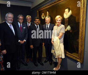 20131127 - MUMBAI, INDIEN: Präsident der Antwerpener Hafenbehörde, Port Alderman, stellvertretender Bürgermeister der Stadt Antwerpen, Marc Van Peel, Philip Heylen, stellvertretender Bürgermeister von Antwerpen, Flämischer Ministerpräsident Kris Peeters, THIRU Vasan, Minister für Schifffahrt, Stellvertretender Ministerpräsident und Außenminister Didier Reynders und Prinzessin Astrid von Belgien posieren für den Fotografen während der Eröffnungszeremonie der Ausstellung Flämische Meisterwerke aus Antwerpen im Chhatrapati Shivaji Maharaj Vastu Shangrahalaya (ehemals Prince of Wales Museum) in Mumbai, Indien, Mittwoch, 27. November 2013. Am dritten Tag eines Ökons Stockfoto