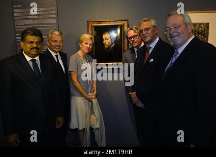 20131127 - MUMBAI, INDIEN: THIRU Vasan, Minister für Schifffahrt, Vizepräsident und Außenminister Didier Reynders, Prinzessin Astrid von Belgien, Philip Heylen, stellvertretender Bürgermeister von Antwerpen, Flämischer Ministerpräsident Kris Peeters und Präsident der Antwerpener Hafenbehörde, Port Alderman, stellvertretender Bürgermeister der Stadt Antwerpen Marc Van Peel posieren für den Fotografen vor einem Selbstporträt von Peter Paul Rubens (1577-1640) während der Eröffnungszeremonie der Ausstellung Flämische Meisterwerke aus Antwerpen im Chhatrapati Shivaji Maharaj Vastu Shangrahalaya (ehemals Prinz von Wales Museum) in Mumbai, I. Stockfoto