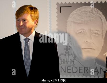 27-11-2013 DEN HAAG König Willem Alexander der Niederlande erhält seinen ersten König Willem Alexander Stempel im Kommunikationsmuseum in Den Haag. ROBIN UTRECHT Stockfoto