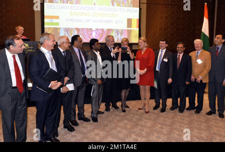 20131128 Uhr - CHENNAI, INDIEN: Prinzessin Astrid von Belgien (C) Aufnahme eines Fotos der Pressefotografen mit ihrem Smartphone während einer Gruppenfoto-Sitzung nach einer Unterschriftszeremonie. Auch auf dem Foto: Präsident der Antwerpener Hafenbehörde, Port Alderman, stellvertretender Bürgermeister der Stadt Antwerpen. Marc Van Peel und Celine Fremault, Minister für Wirtschaft, Beschäftigung, wissenschaftliche Forschung, Handel und Außenhandel der Region Brüssel-Hauptstadt in Chennai (Indien), Donnerstag, den 28. November 2013, am fünften Tag einer Wirtschaftsmission der belgischen Prinzessin Astrid nach Indien. BELGA FOTO ERIC LALMAND Stockfoto