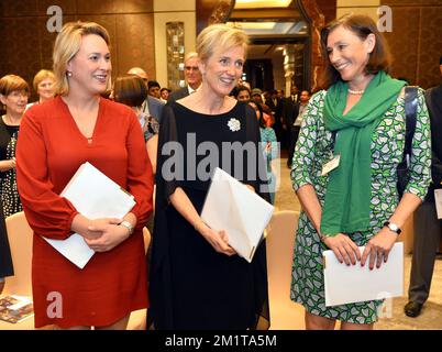 20131128 - CHENNAI, INDIEN: Celine Fremault, Ministerin für Wirtschaft, Beschäftigung, wissenschaftliche Forschung, Handels- und Außenhandel der Region Brüssel-Hauptstadt, Prinzessin Astrid von Belgien und Chefjuristin von Agnes Schreder, Bild anlässlich der Anerkennung der Energiesparinitiativen der Regierung Tamil Nadu (Schreder) in Chennai, Indien, Donnerstag, den 28. November 2013; Am fünften Tag einer Wirtschaftsmission der belgischen Prinzessin Astrid nach Indien. BELGA FOTO ERIC LALMAND Stockfoto