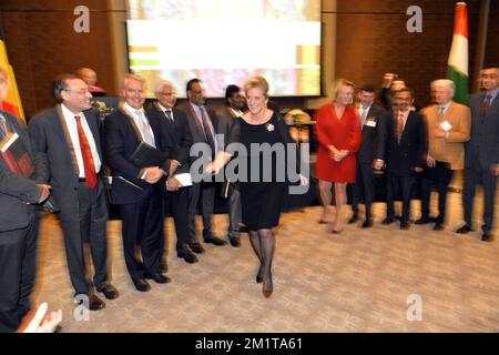 20131128 - CHENNAI, INDIEN: Prinzessin Astrid von Belgien (C) macht Fotos des Pressefotografen während einer Gruppensitzung nach einer Unterzeichnungszeremonie in Chennai, Indien, Donnerstag, den 28. November 2013, am fünften Tag einer Wirtschaftsmission der belgischen Prinzessin Astrid nach Indien. BELGA FOTO ERIC LALMAND Stockfoto