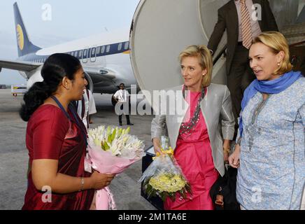 20131128 UHR - CHENNAI, INDIEN: Prinzessin Astrid von Belgien und Celine Fremault, Ministerin für Wirtschaft, Beschäftigung, wissenschaftliche Forschung, Handel und Außenhandel der Region Brüssel-Hauptstadt, bei ihrer Ankunft in Chennai, Indien, am Donnerstag, den 28. November 2013, am fünften Tag einer Wirtschaftsmission der belgischen Prinzessin Astrid nach Indien. BELGA FOTO ERIC LALMAND Stockfoto