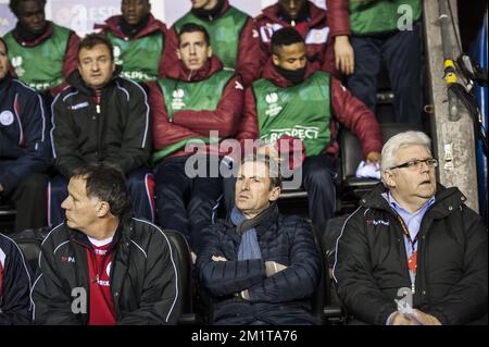 20131128 - WIGAN, VEREINIGTES KÖNIGREICH: Essevees Cheftrainer Francky Dury, abgebildet während eines Fußballspiels zwischen der englischen Mannschaft Wigan Athletic F.C. und der belgischen Mannschaft SV Zulte Waregem im DW Stadium in Wigan, Vereinigtes Königreich, Donnerstag, 28. November 2013; Am fünften Tag in der Gruppenphase des Europa-League-Wettbewerbs, in der Gruppe D. BELGA FOTO NICOLAS LAMBERT Stockfoto