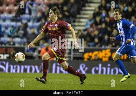 20131128 - WIGAN, VEREINIGTES KÖNIGREICH: Essevee's Davy De Fauw, abgebildet während eines Fußballspiels zwischen der englischen Mannschaft Wigan Athletic F.C. und der belgischen Mannschaft SV Zulte Waregem im DW Stadium in Wigan, Vereinigtes Königreich, Donnerstag, 28. November 2013; Am fünften Tag in der Gruppenphase des Europa-League-Wettbewerbs, in der Gruppe D. BELGA FOTO NICOLAS LAMBERT Stockfoto