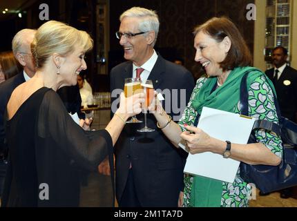 20131128 Uhr – CHENNAI, INDIEN: Prinzessin Astrid von Belgien und Agnes Schreder Chief Legal Officer jubeln mit Bier während des offiziellen belgischen Empfangs in Chennai, Indien, Donnerstag, den 28. November 2013, am fünften Tag einer Wirtschaftsmission der belgischen Prinzessin Astrid nach Indien. BELGA FOTO ERIC LALMAND Stockfoto