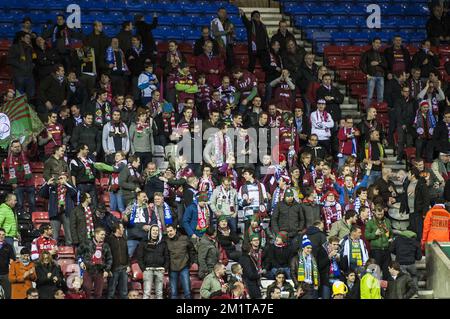 20131128 - WIGAN, VEREINIGTES KÖNIGREICH: Die Fans von Essevee, die während eines Fußballspiels zwischen der englischen Mannschaft Wigan Athletic F.C. und der belgischen Mannschaft SV Zulte Waregem im DW-Stadion in Wigan, Vereinigtes Königreich, am Donnerstag, den 28. November 2013, am fünften Tag der Gruppenphase des Europa-League-Wettbewerbs, zu sehen sind; In der Gruppe D. BELGA FOTO NICOLAS LAMBERT Stockfoto