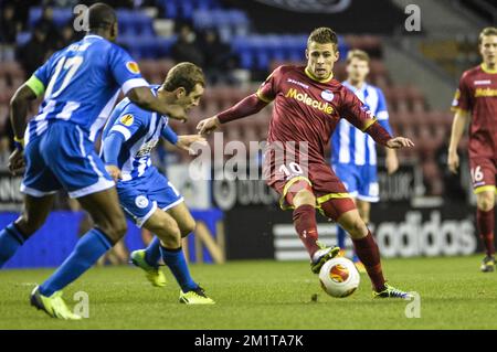 20131128 - WIGAN, VEREINIGTES KÖNIGREICH: Essevee's Thorgan Hazard in Aktion während eines Fußballspiels zwischen der englischen Mannschaft Wigan Athletic F.C. und der belgischen Mannschaft SV Zulte Waregem im DW Stadium in Wigan, Vereinigtes Königreich, Donnerstag, 28. November 2013; Am fünften Tag in der Gruppenphase des Europa-League-Wettbewerbs, in der Gruppe D. BELGA FOTO NICOLAS LAMBERT Stockfoto