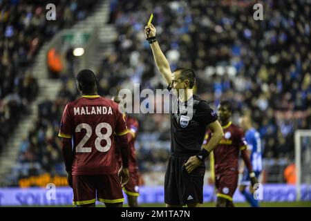 20131128 - WIGAN, VEREINIGTES KÖNIGREICH: Junior Malanda von Essevee erhält eine zweite gelbe Karte vom Schiedsrichter während eines Fußballspiels zwischen der englischen Mannschaft Wigan Athletic F.C. und der belgischen Mannschaft SV Zulte Waregem im DW Stadium in Wigan, Vereinigtes Königreich, Donnerstag, 28. November 2013; Am fünften Tag in der Gruppenphase des Europa-League-Wettbewerbs, in der Gruppe D. BELGA FOTO NICOLAS LAMBERT Stockfoto