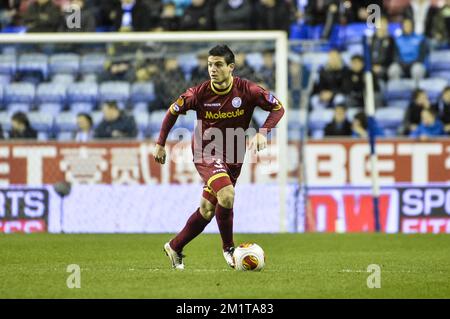 20131128 - WIGAN, VEREINIGTES KÖNIGREICH: Steve Colpaert von Essevee, das während eines Fußballspiels zwischen der englischen Mannschaft Wigan Athletic F.C. und der belgischen Mannschaft SV Zulte Waregem im DW-Stadion in Wigan, Vereinigtes Königreich, am Donnerstag, den 28. November 2013, am fünften Tag der Gruppenphase des Europa-League-Wettbewerbs, gezeigt wird; In der Gruppe D. BELGA FOTO NICOLAS LAMBERT Stockfoto