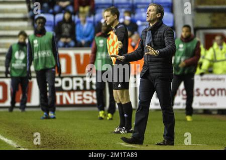 20131128 - WIGAN, VEREINIGTES KÖNIGREICH: Essevees Cheftrainer Francky Dury, abgebildet während eines Fußballspiels zwischen der englischen Mannschaft Wigan Athletic F.C. und der belgischen Mannschaft SV Zulte Waregem im DW Stadium in Wigan, Vereinigtes Königreich, Donnerstag, 28. November 2013; Am fünften Tag in der Gruppenphase des Europa-League-Wettbewerbs, in der Gruppe D. BELGA FOTO NICOLAS LAMBERT Stockfoto