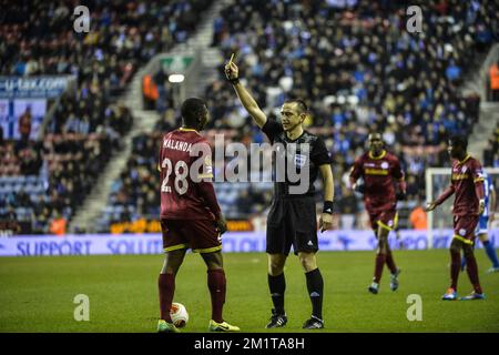 20131128 - WIGAN, VEREINIGTES KÖNIGREICH: Junior Malanda von Essevee erhält eine zweite gelbe Karte vom Schiedsrichter während eines Fußballspiels zwischen der englischen Mannschaft Wigan Athletic F.C. und der belgischen Mannschaft SV Zulte Waregem im DW Stadium in Wigan, Vereinigtes Königreich, Donnerstag, 28. November 2013; Am fünften Tag in der Gruppenphase des Europa-League-Wettbewerbs, in der Gruppe D. BELGA FOTO NICOLAS LAMBERT Stockfoto