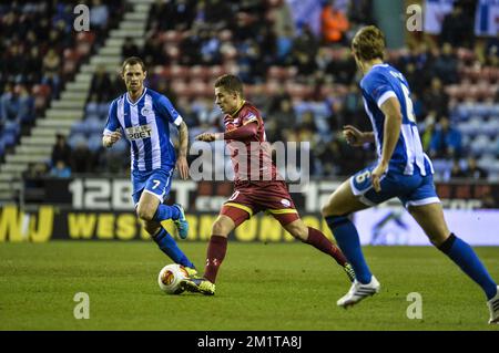 20131128 - WIGAN, VEREINIGTES KÖNIGREICH: Essevee's Thorgan Hazard feiert nach einem Treffer bei einem Fußballspiel zwischen der englischen Mannschaft Wigan Athletic F.C. und der belgischen Mannschaft SV Zulte Waregem im DW Stadium in Wigan, Vereinigtes Königreich, Donnerstag, 28. November 2013, Am fünften Tag in der Gruppenphase des Europa-League-Wettbewerbs, in der Gruppe D. BELGA FOTO NICOLAS LAMBERT Stockfoto