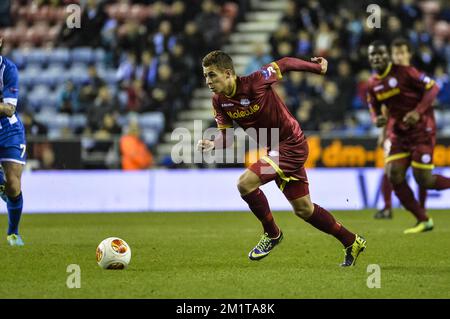 20131128 - WIGAN, VEREINIGTES KÖNIGREICH: Essevee's Thorgan Hazard, abgebildet während eines Fußballspiels zwischen der englischen Mannschaft Wigan Athletic F.C. und der belgischen Mannschaft SV Zulte Waregem im DW-Stadion in Wigan, Vereinigtes Königreich, Donnerstag, den 28. November 2013, am fünften Tag der Gruppenphase des Europa-League-Wettbewerbs; In der Gruppe D. BELGA FOTO NICOLAS LAMBERT Stockfoto