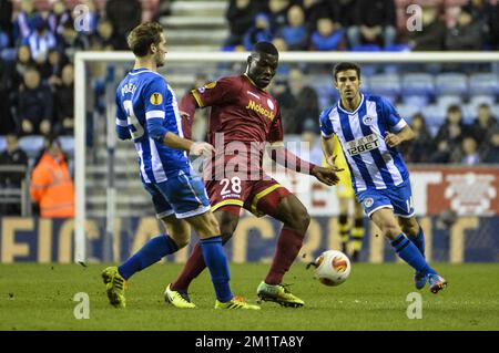 20131128 - WIGAN, VEREINIGTES KÖNIGREICH: Essevee's Junior Malanda in Aktion während eines Fußballspiels zwischen der englischen Mannschaft Wigan Athletic F.C. und der belgischen Mannschaft SV Zulte Waregem im DW Stadium in Wigan, Vereinigtes Königreich, Donnerstag, 28. November 2013; Am fünften Tag in der Gruppenphase des Europa-League-Wettbewerbs, in der Gruppe D. BELGA FOTO NICOLAS LAMBERT Stockfoto