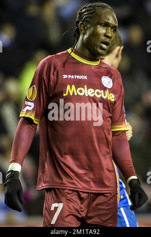 20131128 - WIGAN, VEREINIGTES KÖNIGREICH: Habib Habibou von Essevee, das während eines Fußballspiels zwischen der englischen Mannschaft Wigan Athletic F.C. und der belgischen Mannschaft SV Zulte Waregem im DW-Stadion in Wigan, Vereinigtes Königreich, am Donnerstag, den 28. November 2013, am fünften Tag in der Gruppenphase des Europa-League-Wettbewerbs, gezeigt wird; In der Gruppe D. BELGA FOTO NICOLAS LAMBERT Stockfoto