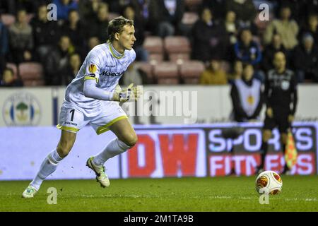 20131128 - WIGAN, VEREINIGTES KÖNIGREICH: Torwart von Essevee Sammy Bossut, abgebildet während eines Fußballspiels zwischen der englischen Mannschaft Wigan Athletic F.C. und der belgischen Mannschaft SV Zulte Waregem im DW Stadium in Wigan, Vereinigtes Königreich, Donnerstag, 28. November 2013; Am fünften Tag in der Gruppenphase des Europa-League-Wettbewerbs, in der Gruppe D. BELGA FOTO NICOLAS LAMBERT Stockfoto