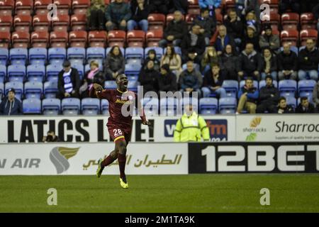 20131128 - WIGAN, VEREINIGTES KÖNIGREICH: Essevee's Junior Malanda feiert nach einem Tor während eines Fußballspiels zwischen der englischen Mannschaft Wigan Athletic F.C. und der belgischen Mannschaft SV Zulte Waregem im DW Stadium in Wigan, Vereinigtes Königreich, Donnerstag, 28. November 2013; Am fünften Tag in der Gruppenphase des Europa-League-Wettbewerbs, in der Gruppe D. BELGA FOTO NICOLAS LAMBERT Stockfoto