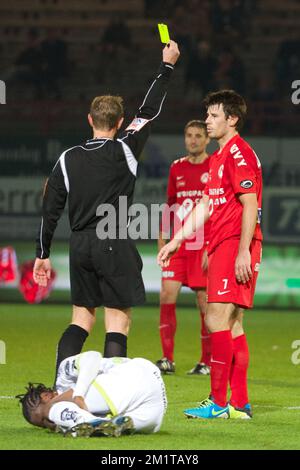 20131201 - KORTRIJK, BELGIEN: Kortrijks Stijn Desmet erhält eine gelbe Karte vom Schiedsrichter während des Spiels der Jupiler Pro League zwischen Kortrijk und Zulte Waregem in Kortrijk, Sonntag, den 01. Dezember 2013, am 17. Tag der belgischen Fußballmeisterschaft. BELGA FOTO KURT DESPLENTER Stockfoto