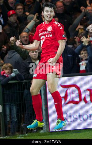 20131201 – KORTRIJK, BELGIEN: Kortrijks Stijn Desmet feiert nach dem 1-0. Tor während des Jupiler Pro League-Spiels zwischen Kortrijk und Zulte Waregem in Kortrijk, Sonntag, den 01. Dezember 2013, am 17. Tag der belgischen Fußballmeisterschaft. BELGA FOTO KURT DESPLENTER Stockfoto