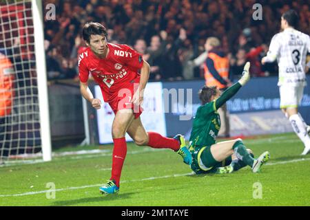 20131201 - KORTRIJK, BELGIEN: Kortrijks Stijn Desmet feiert nach einem Tor beim Spiel der Jupiler Pro League zwischen Kortrijk und Zulte Waregem in Kortrijk, Sonntag, den 01. Dezember 2013, am 17. Tag der belgischen Fußballmeisterschaft. BELGA FOTO KURT DESPLENTER Stockfoto