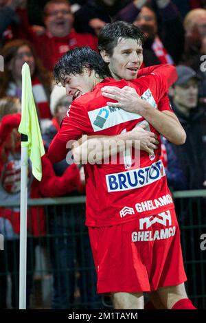 20131201 – KORTRIJK, BELGIEN: Kortrijks Stijn Desmet feiert nach dem 1-0. Tor während des Jupiler Pro League-Spiels zwischen Kortrijk und Zulte Waregem in Kortrijk, Sonntag, den 01. Dezember 2013, am 17. Tag der belgischen Fußballmeisterschaft. BELGA FOTO KURT DESPLENTER Stockfoto