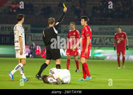 20131201 - KORTRIJK, BELGIEN: Kortrijks Stijn Desmet erhält eine gelbe Karte vom Schiedsrichter während des Spiels der Jupiler Pro League zwischen Kortrijk und Zulte Waregem in Kortrijk, Sonntag, den 01. Dezember 2013, am 17. Tag der belgischen Fußballmeisterschaft. BELGA FOTO KURT DESPLENTER Stockfoto