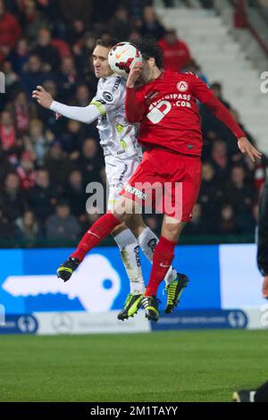 20131201 - KORTRIJK, BELGIEN: Olafur Skulason von Essevee und Gert-Jan De Mets von Kortrijk kämpfen um den Ball während des Spiels der Jupiler Pro League zwischen Kortrijk und Zulte Waregem in Kortrijk, Sonntag, den 01. Dezember 2013, am 17. Tag der belgischen Fußballmeisterschaft. BELGA FOTO KURT DESPLENTER Stockfoto