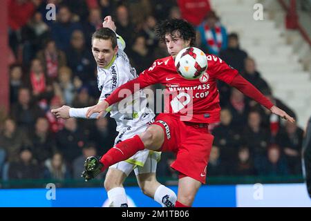 20131201 - KORTRIJK, BELGIEN: Olafur Skulason von Essevee und Gert-Jan De Mets von Kortrijk kämpfen um den Ball während des Spiels der Jupiler Pro League zwischen Kortrijk und Zulte Waregem in Kortrijk, Sonntag, den 01. Dezember 2013, am 17. Tag der belgischen Fußballmeisterschaft. BELGA FOTO KURT DESPLENTER Stockfoto