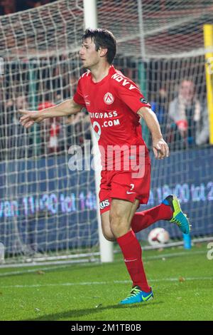 20131201 - KORTRIJK, BELGIEN: Kortrijks Stijn Desmet feiert nach einem Tor beim Spiel der Jupiler Pro League zwischen Kortrijk und Zulte Waregem in Kortrijk, Sonntag, den 01. Dezember 2013, am 17. Tag der belgischen Fußballmeisterschaft. BELGA FOTO KURT DESPLENTER Stockfoto