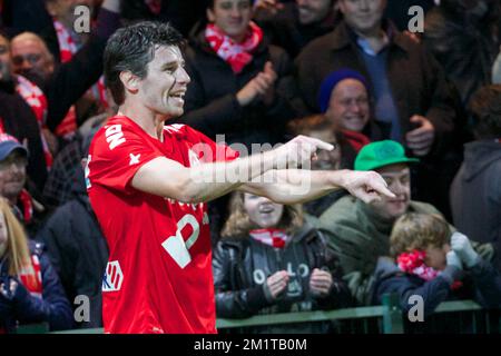 20131201 – KORTRIJK, BELGIEN: Kortrijks Stijn Desmet feiert nach dem 1-0. Tor während des Jupiler Pro League-Spiels zwischen Kortrijk und Zulte Waregem in Kortrijk, Sonntag, den 01. Dezember 2013, am 17. Tag der belgischen Fußballmeisterschaft. BELGA FOTO KURT DESPLENTER Stockfoto