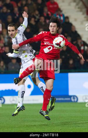 20131201 - KORTRIJK, BELGIEN: Olafur Skulason von Essevee und Gert-Jan De Mets von Kortrijk kämpfen um den Ball während des Spiels der Jupiler Pro League zwischen Kortrijk und Zulte Waregem in Kortrijk, Sonntag, den 01. Dezember 2013, am 17. Tag der belgischen Fußballmeisterschaft. BELGA FOTO KURT DESPLENTER Stockfoto