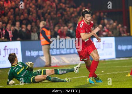 20131201 - KORTRIJK, BELGIEN: Kortrijks Stijn Desmet feiert nach einem Tor beim Spiel der Jupiler Pro League zwischen Kortrijk und Zulte Waregem in Kortrijk, Sonntag, den 01. Dezember 2013, am 17. Tag der belgischen Fußballmeisterschaft. BELGA FOTO KURT DESPLENTER Stockfoto