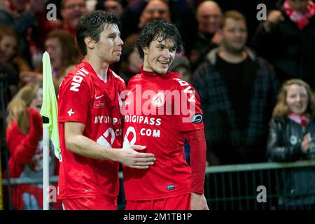 20131201 - KORTRIJK, BELGIEN: Kortrijks Stijn Desmet feiert nach einem Tor beim Spiel der Jupiler Pro League zwischen Kortrijk und Zulte Waregem in Kortrijk, Sonntag, den 01. Dezember 2013, am 17. Tag der belgischen Fußballmeisterschaft. BELGA FOTO KURT DESPLENTER Stockfoto